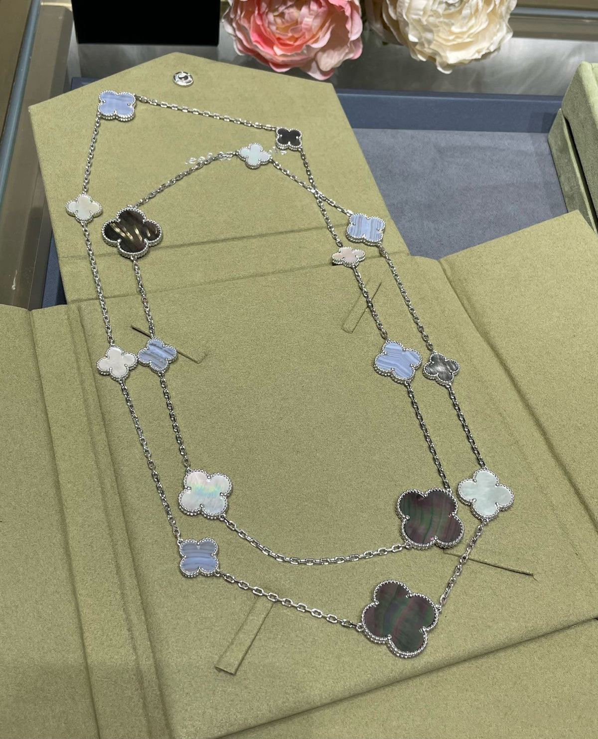 [⭐Hinora Jewelry]CLOVER 16 MOTIF CHALCEDONY MOP SILVER NECKLACE
