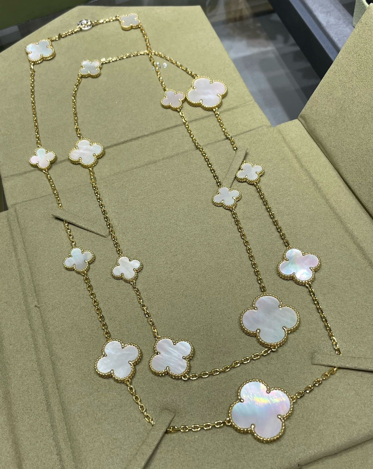 [⭐Hinora Jewelry]CLOVER 16 MOTIF WHITE MOP GOLD NECKLACE