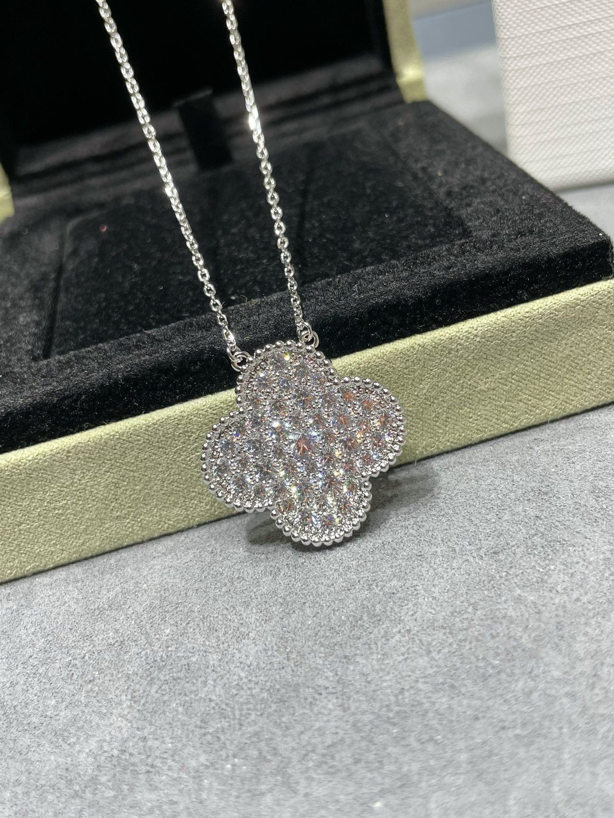 [⭐Hinora Jewelry]CLOVER 25MM LARGE PENDANT DIAMOND PAVED SILVER NECKLACE