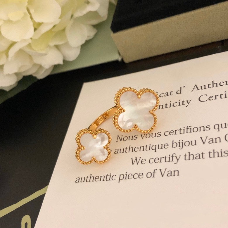 [⭐Hinora Jewelry]CLOVER BETWEEN THE FINGER RING